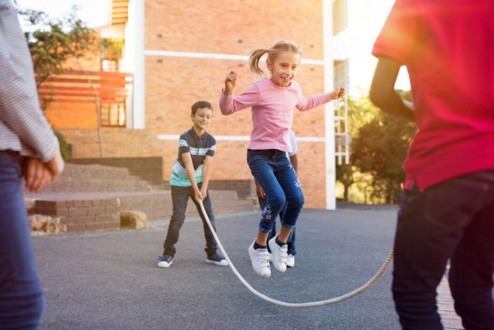 Divertirsi come bambini saltando la corda