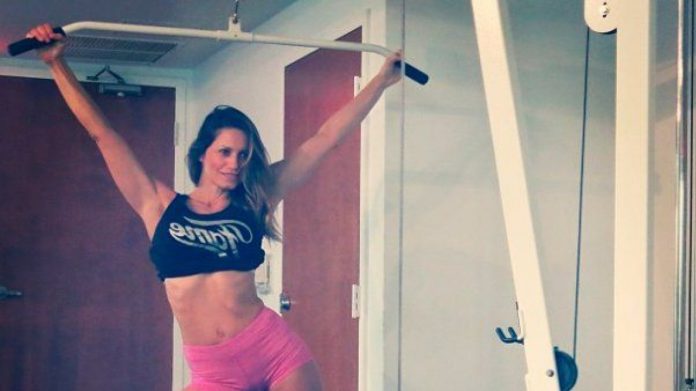 Lola Ponce neomamma bis in gran forma