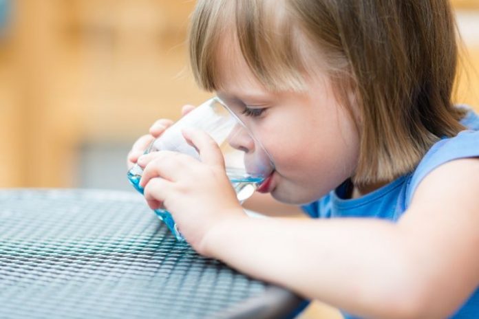 Tosse e disturbi respiratori per i bimbi che bevono poco