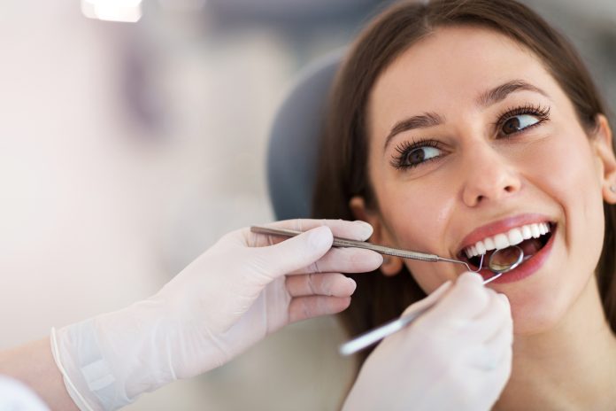 Come trattare il gonfiore al viso dopo procedure dentali