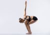 Parivrtta Utkatasana in apertura, una variazione della Posizione Potente verso l’Alto Parivrtta Utkatasana